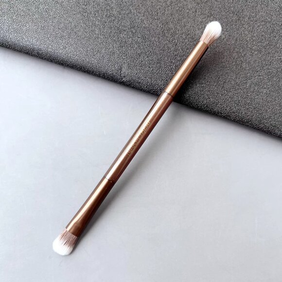 Urban Decay Naked Heat Dual-Ended Eyeshadow Brush Blending Brush - Brand New - Picture 1 of 3